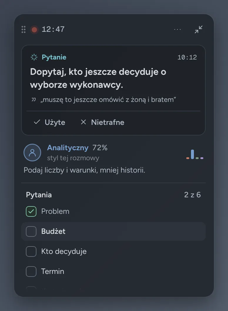 Widget Tokina w rozmowie sprzedażowej: podpowiedź „Dopytaj, kto jeszcze decyduje o wyborze wykonawcy” z cytatem klienta i listą pytań.